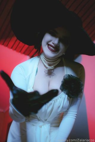 Zalaria Cosplay – Lady Dimitrescu